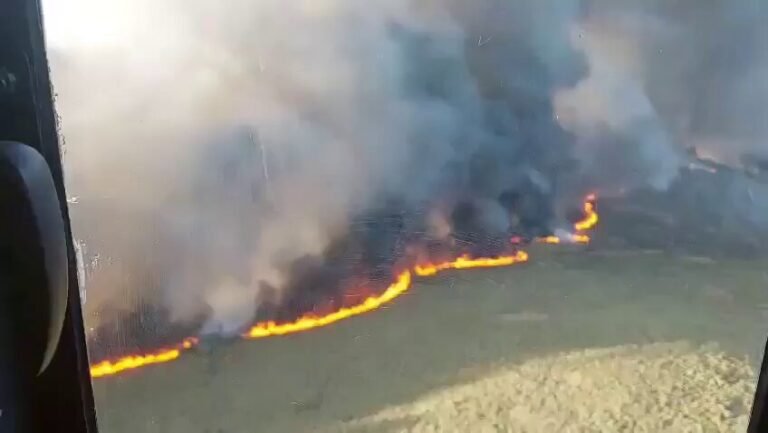 Plus de 45 000 personnes évacuées ou confinées suite à un incendie de forêt dans la région espagnole de…