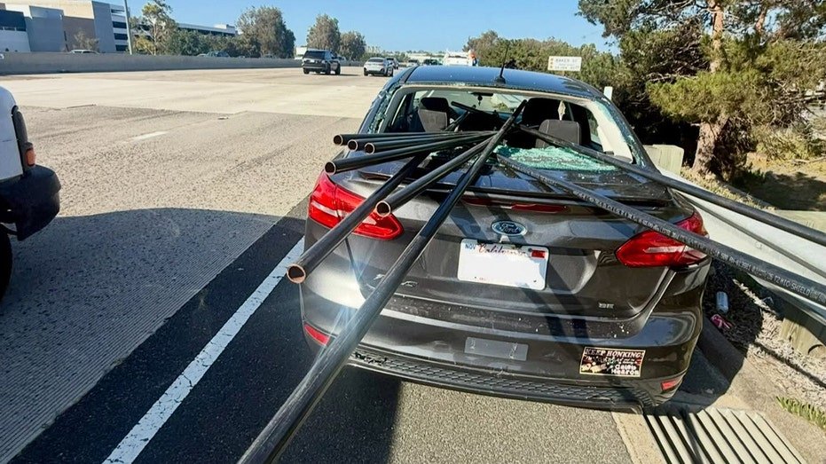 Des tuyaux métalliques non sécurisés empalent une berline californienne dans un terrifiant accident d'autoroute