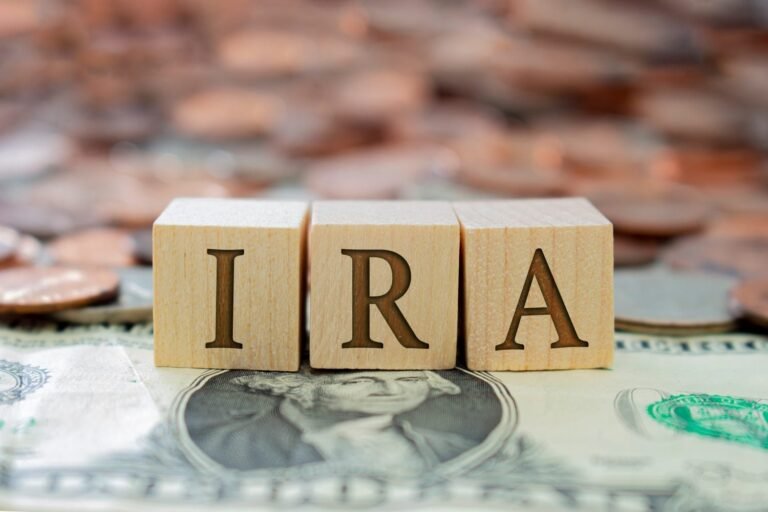 Un homme de 68 ans avec 850 000 $ dans un IRA traditionnel est assis sur une facture fiscale à six chiffres. Voici comment les retraités le réduisent.