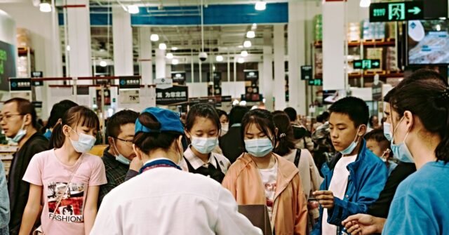 La Chine rétablit le port du masque pour les personnes vulnérables alors que la pointe estivale du coronavirus balaie le sud