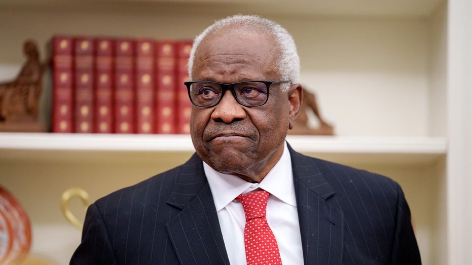L’argument constitutionnel de Clarence Thomas contre la loi fédérale sur les armes à feu obtient son premier test judiciaire majeur