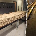 Des agents frontaliers découvrent une cachette de cocaïne d'une valeur de 20 millions de dollars cachée sous le plancher d'un camion lors d'une saisie massive