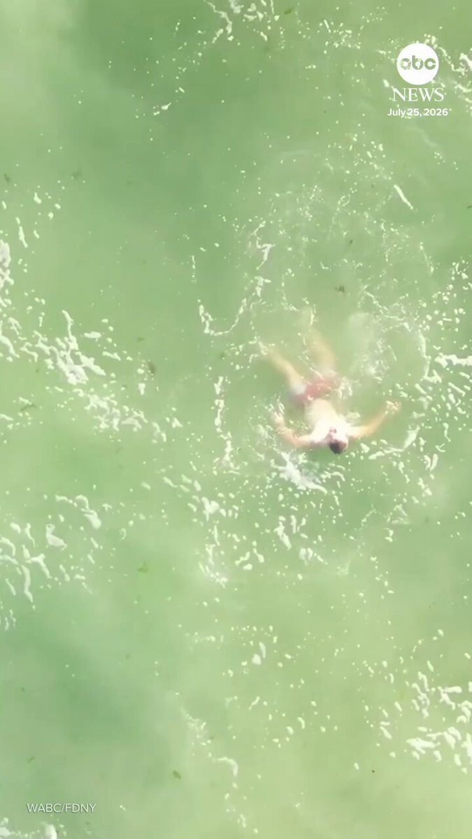 Le FDNY a publié une vidéo montrant un drone larguant des dispositifs de flottaison sur un nageur en…