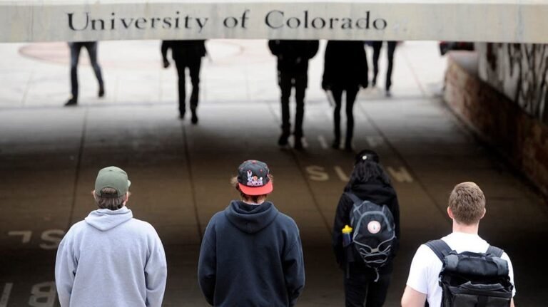 Le ministère de la Justice poursuit le Colorado pour frais de scolarité et aide financière aux immigrants illégaux