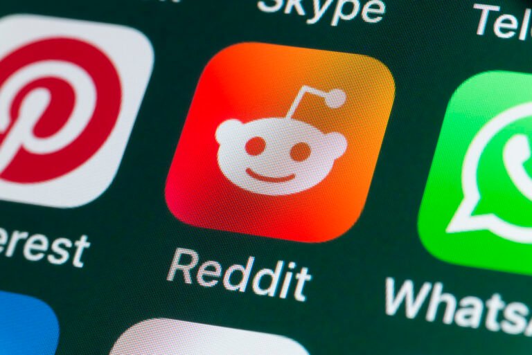 L'action Reddit connaît la chute la plus importante jamais enregistrée en raison du manque de nouvelles offres d'IA et la mesure des utilisateurs quotidiens aux États-Unis est décevante