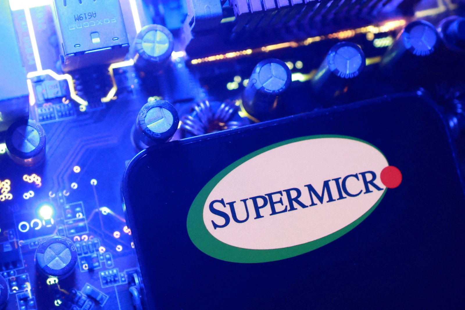 L'action Supermicro bondit grâce à l'augmentation de sa marge brute dans un carnet de commandes record de 60 milliards de dollars