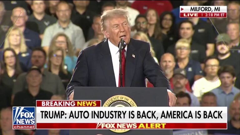 Un manifestant est escorté hors du rassemblement du président Trump dans le Michigan, provoquant une…