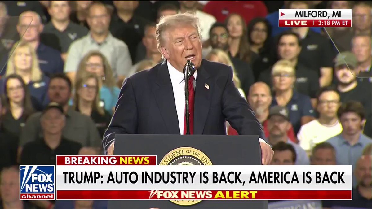 Un manifestant est escorté hors du rassemblement du président Trump dans le Michigan, provoquant une…