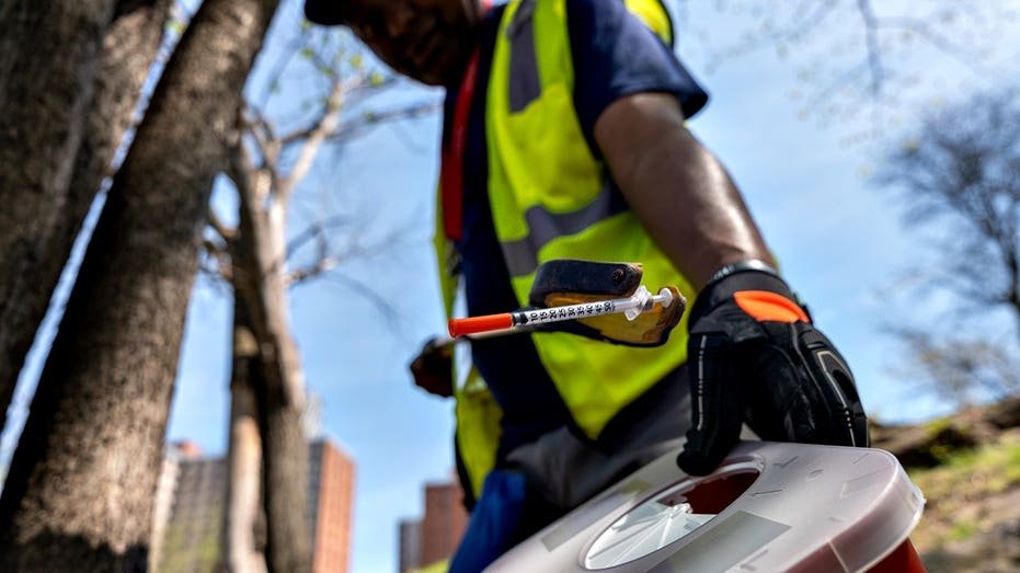 Un programme controversé rémunérant les toxicomanes pour des seringues usagées devient permanent à New York