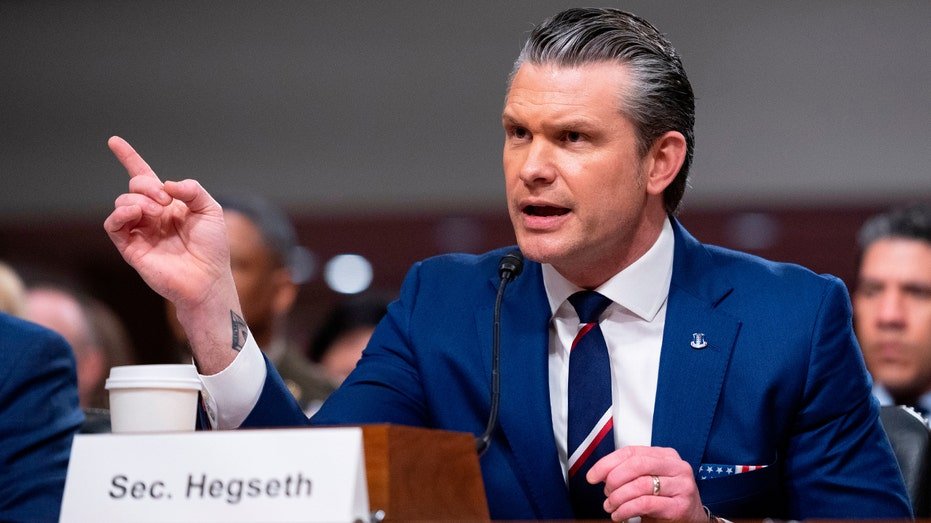 Hegseth renverse la situation contre les Démocrates alors que des étincelles volent lors du choc auditif : « Je vous mets ça sur le dos »