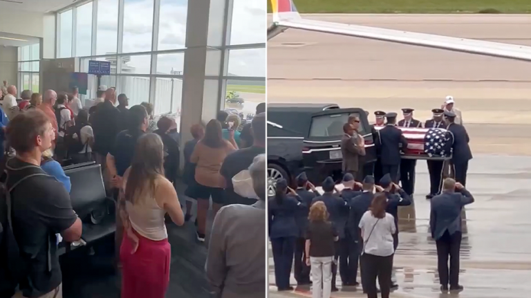 Les voyageurs s'unissent pour une puissante minute de silence alors qu'un militaire américain décédé rentre chez lui