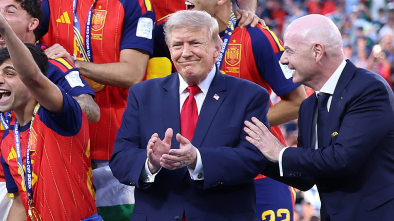 L’administrateur de Trump se moque de lui pour avoir « prié » pour le désastre de la Coupe du monde alors que le DOT vante des chiffres records