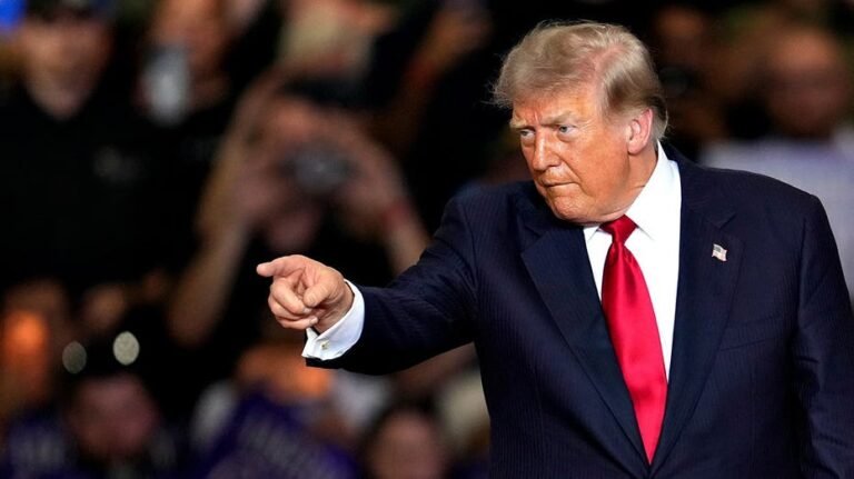 Trump dit que les États-Unis « les battront » après que l'Iran a lancé une frappe surprise de missiles