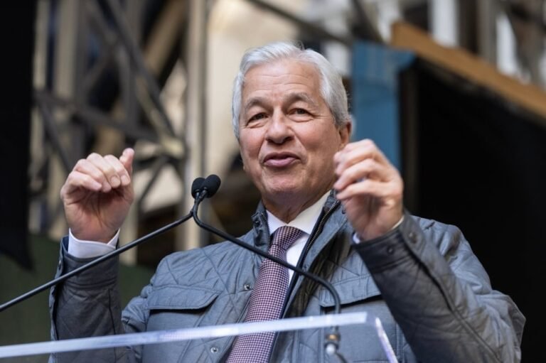 Jamie Dimon soutient le chantier naval de Philadelphie avec 24 millions de dollars alors que les dépenses de défense américaines augmentent et déclare que « l'arsenal de la démocratie a été rallumé »