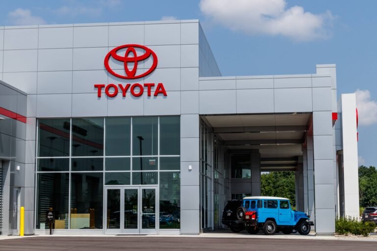 Toyota double sa mise sur les véhicules électriques tandis que ses rivaux reculent