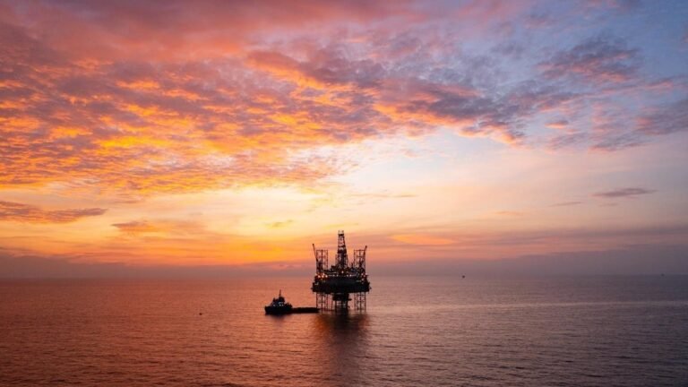 La production pétrolière de la Norvège dépasse les prévisions alors que le trafic d'Ormuz reste proche du point bas de la crise