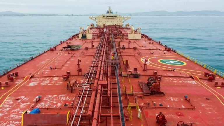 ADNOC achète cinq supertankers alors que la crise d'Ormuz resserre les transports maritimes