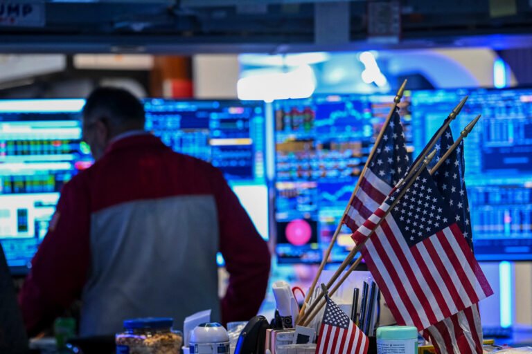 Marché boursier aujourd'hui : le Dow, le S&P 500 et le Nasdaq se redressent alors que le pétrole ralentit et les nouveaux tarifs douaniers de Trump entrent en vigueur