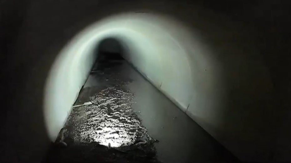 À l'intérieur du système souterrain d'égouts pluviaux d'El Paso, la patrouille frontalière affirme que les cartels exploitent le trafic de migrants illégaux