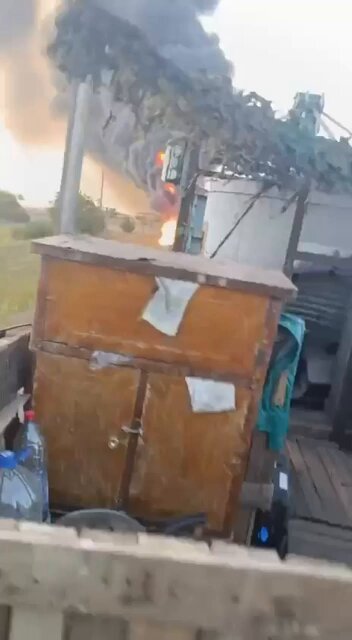 Dans le sud de l'Ukraine, un train russe en feu déverse du carburant enflammé de ses wagons-citernes après…