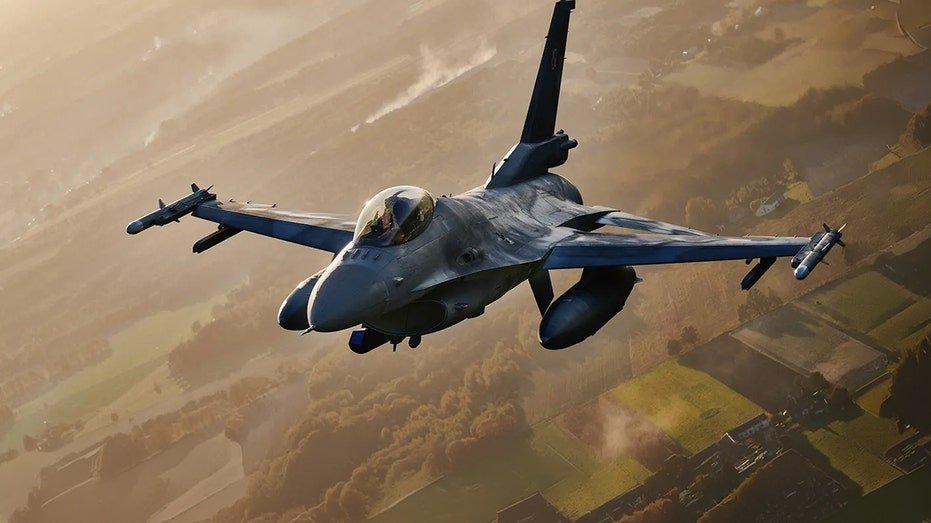 Un F-16 roumain abat un drone après une violation de l'espace aérien, une première pour un allié de l'OTAN