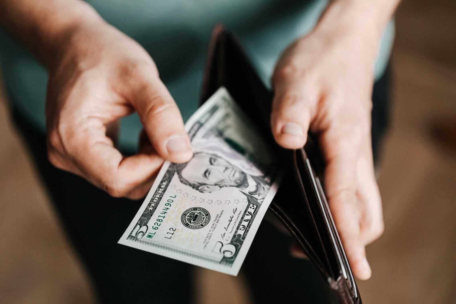 Entreprises en dollars avec rendements des bons du Trésor et prix du brut