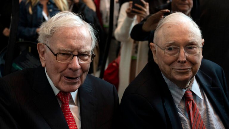 Vous pouvez « relâcher le gaz » une fois que vous avez atteint 100 000 $, a déclaré Charlie Munger. Voici comment y arriver le plus rapidement possible