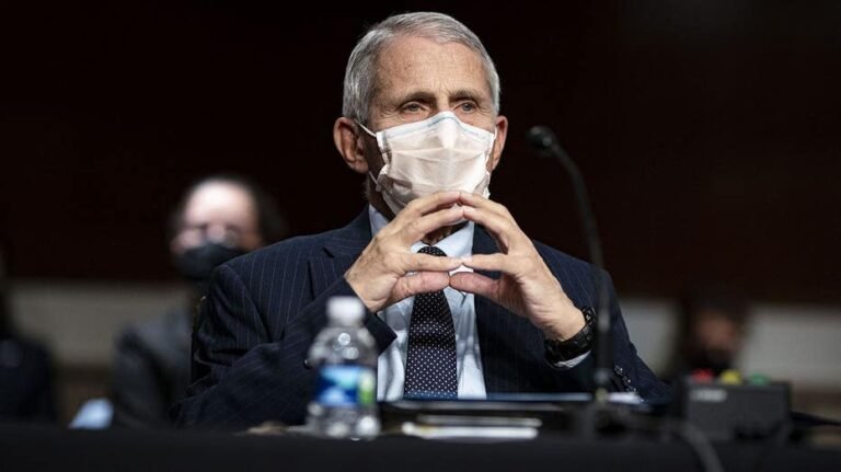 Fauci s'est attribué en privé le mérite des blocages liés au COVID-19 malgré le déni public, révèlent des entrées de journal récemment exposées