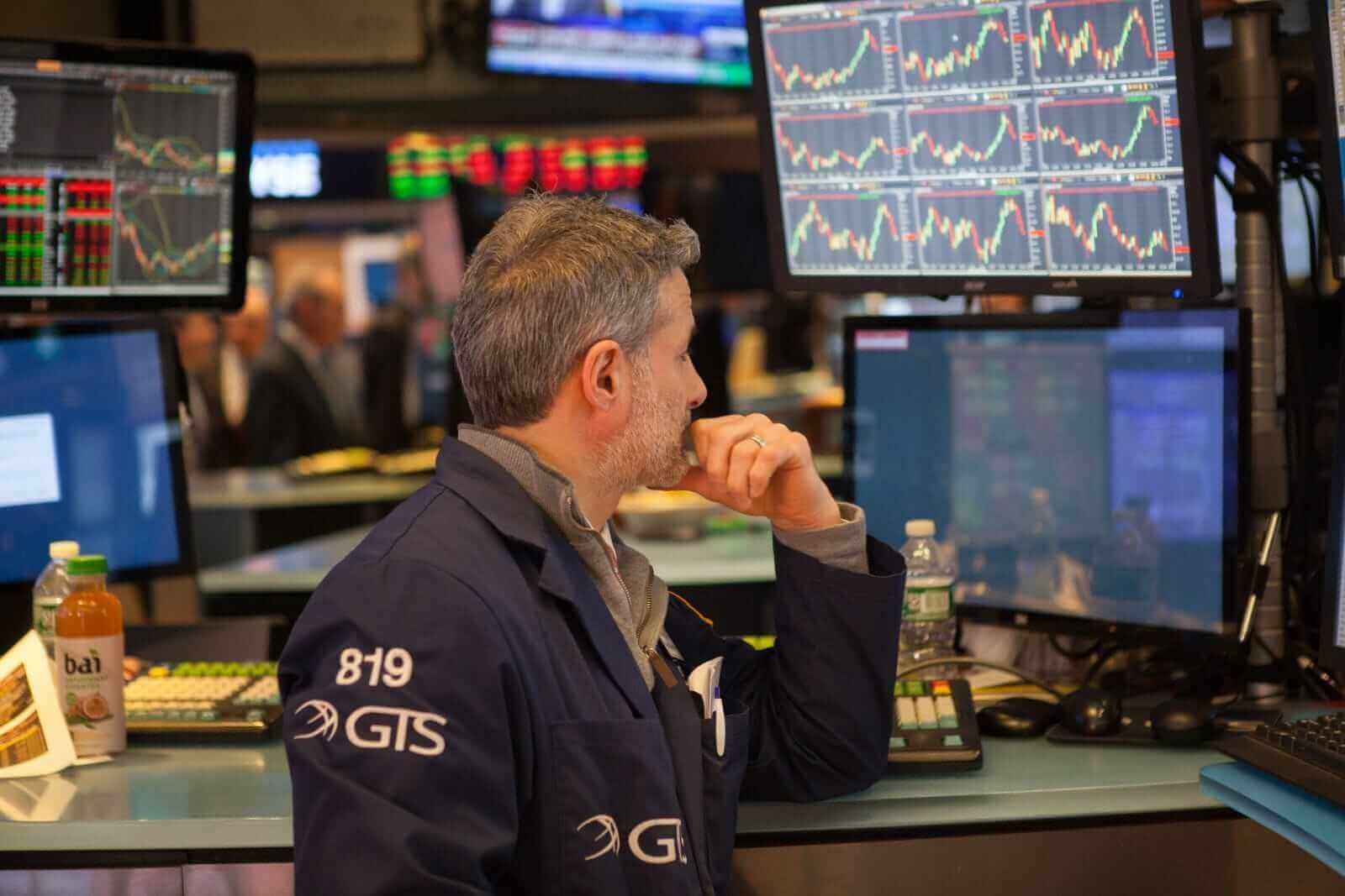Les contrats à terme sur indices boursiers gagnent grâce à la décision de la Fed sur les taux et aux bénéfices des grandes entreprises technologiques