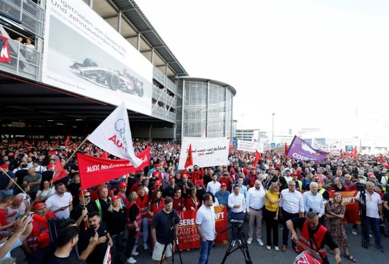 Des milliers de salariés d'Audi manifestent contre les menaces de fermeture de l'usine