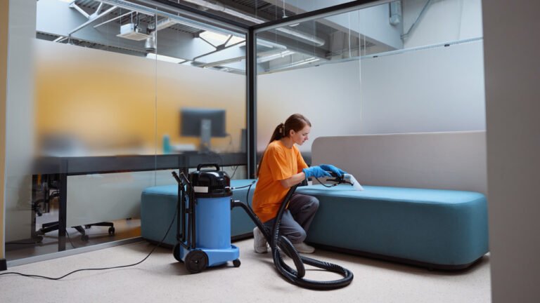 Elle était gardienne dans un centre de données. Maintenant, Mike Rowe et Meta la forment pour devenir une technicienne avancée.