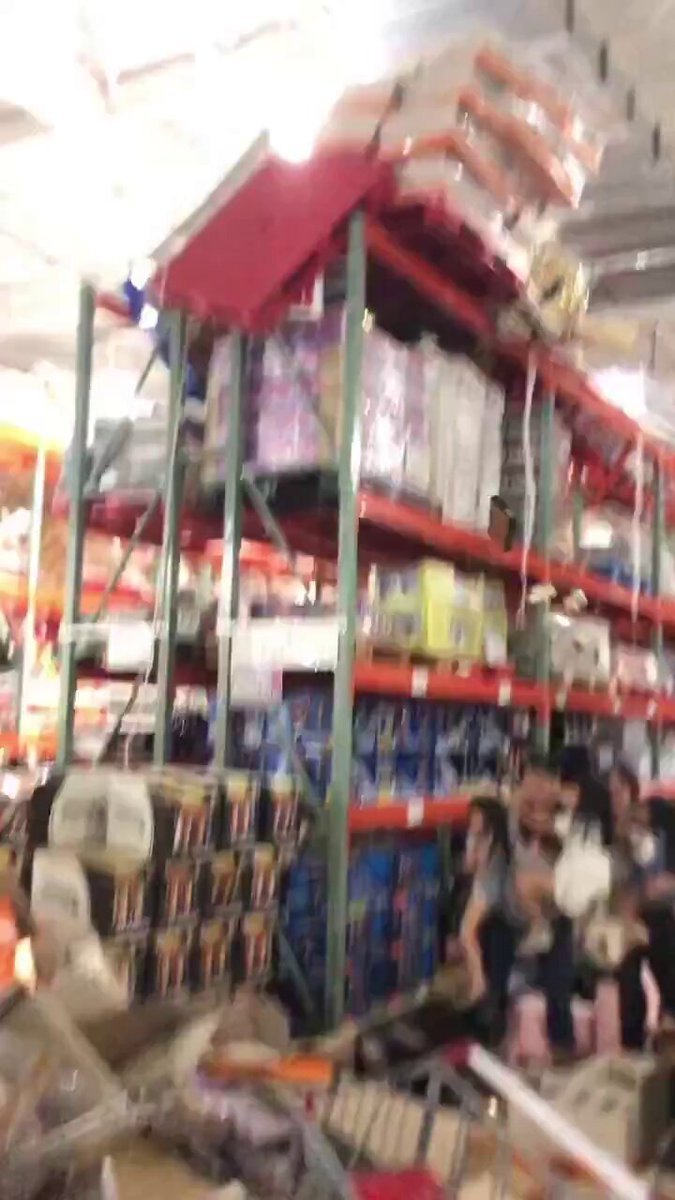 Des acheteurs blessés et des dommages au magasin observés à l'intérieur d'un Kumamoto Costco juste après…
