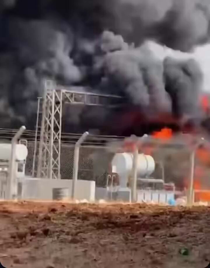 Des images montrent un incendie qui fait rage dans une centrale électrique et une usine de dessalement…