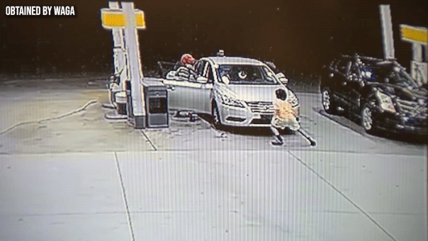 Une mère géorgienne combat un voleur d'enfants présumé avec une pompe à essence dans une vidéo de surveillance