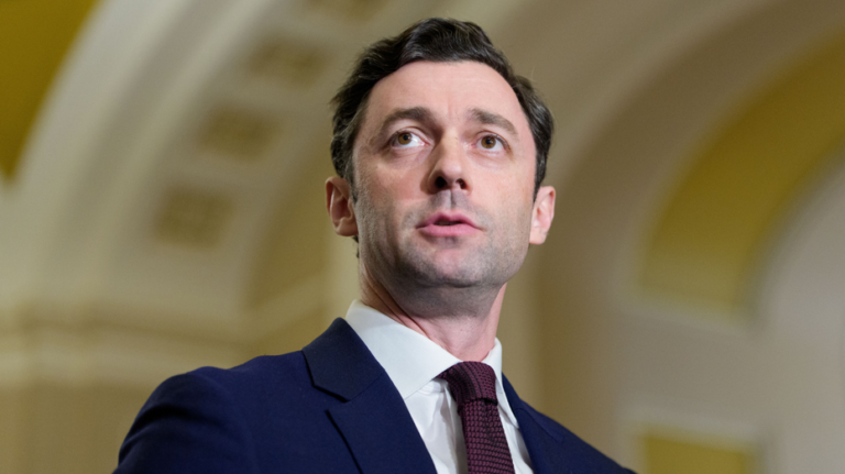 « Tromper les électeurs » : Ossoff prévient les donateurs qu’il prend du retard malgré la collecte de fonds menée par le Sénat