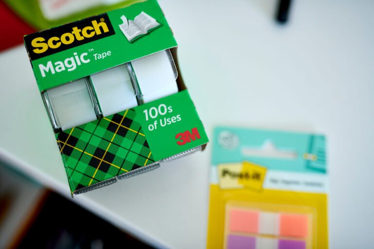 L'action 3M bondit grâce à des perspectives relevées alors que le redressement de l'entreprise gagne du terrain