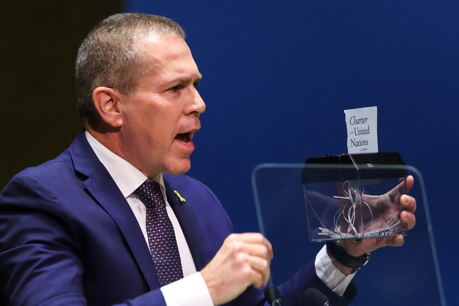 gilad-erdan-ambassadeur-d-israel-est-entre-dans-une-colere-noire-dechirant-symboliquement-un-exemplaire-de-la-charte-des-nations-unies-photo-afp-charly-triballeau-1715358042