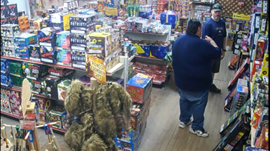 Un commis de magasin a déjoué un complot d'explosifs de l'ex-Navy SEAL visant la police lors d'une manifestation No Kings, selon le gouvernement fédéral