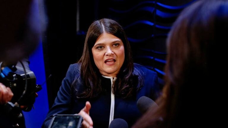 Gretchen Whitmer soutient la modérée Haley Stevens lors des prochaines primaires serrées du Sénat