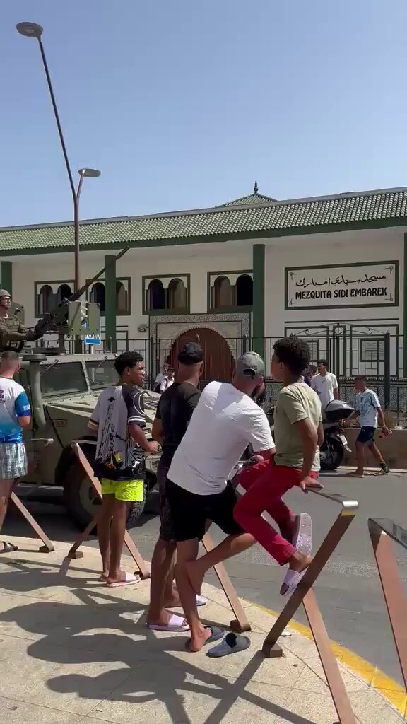 A Ceuta, des véhicules militaires espagnols ont été repérés se dirigeant vers la frontière avec le Maroc.