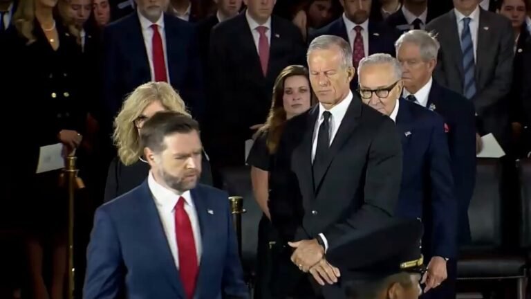 Le vice-président Vance rend un dernier hommage au regretté sénateur Lindsey Graham.