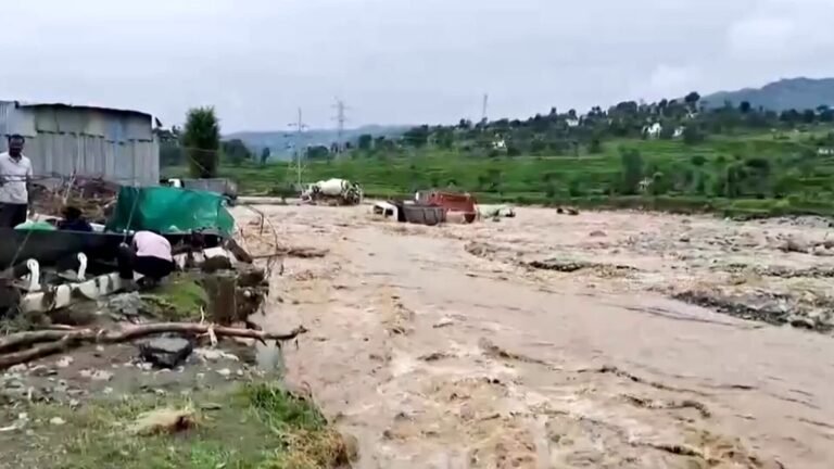 Au moins 25 personnes ont été tuées lorsque des pluies torrentielles ont déclenché des inondations et des…
