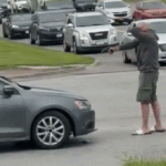 Une vidéo montre un suspect de rage au volant dans l'Iowa se rendant après que la police lui a ordonné de lâcher son arme