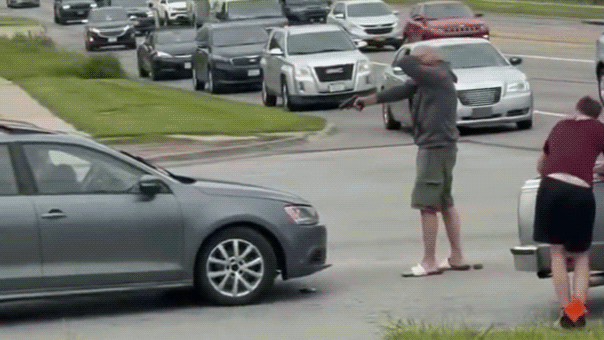 Une vidéo montre un suspect de rage au volant dans l'Iowa se rendant après que la police lui a ordonné de lâcher son arme