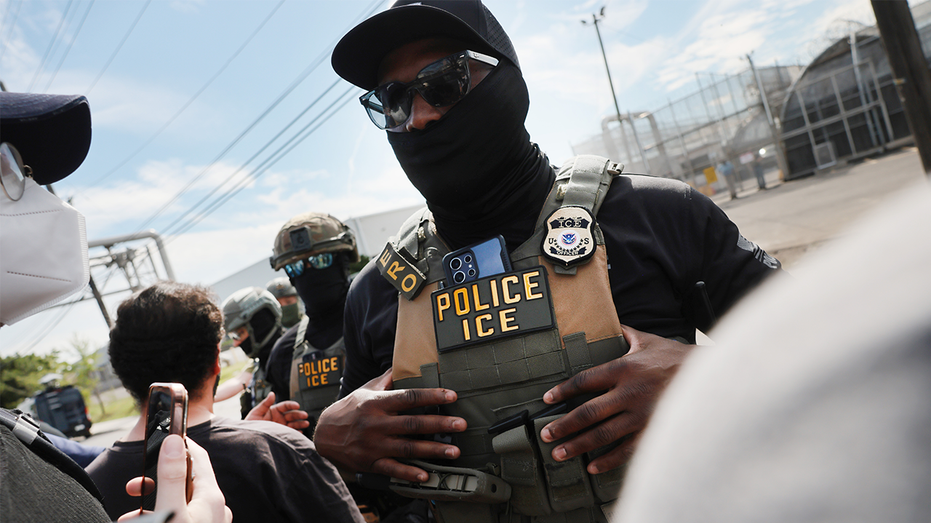Un démocrate compare l'ICE aux « terroristes nationaux » alors que 111 députés démocrates exigent la fermeture du centre de détention du Texas