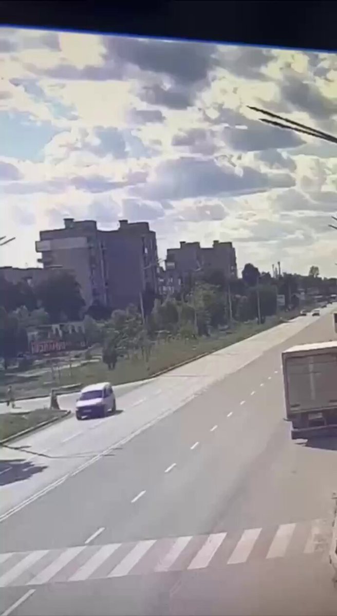 CCTV a filmé le moment où une bombe planante russe FAB-500 a frappé une zone résidentielle de Pavlohrad,…