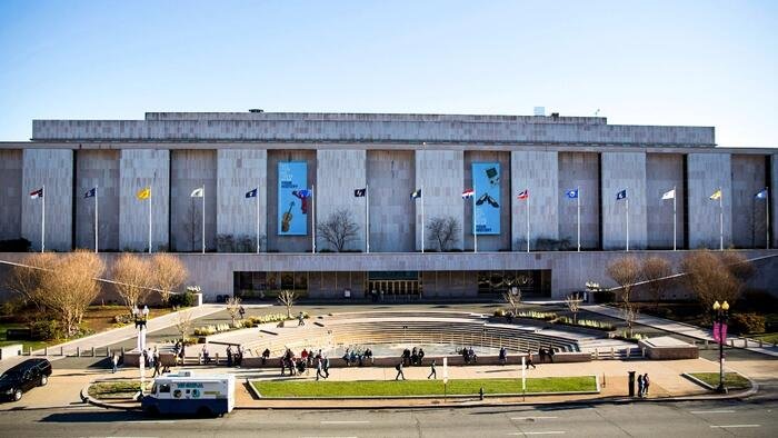 Trump ordonne des panneaux à l'extérieur du musée Smithsonian pour avertir des expositions inexactes