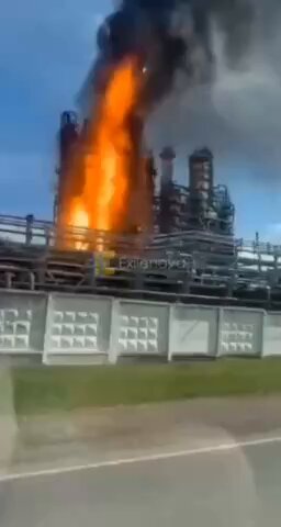 La raffinerie de pétrole de Perm est la proie des flammes après une frappe de drone ukrainien