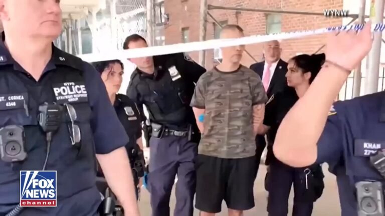 La police arrête Raul Morales, 51 ans, après qu'il aurait crié « Allahu Akbar » alors qu'il poignardait…