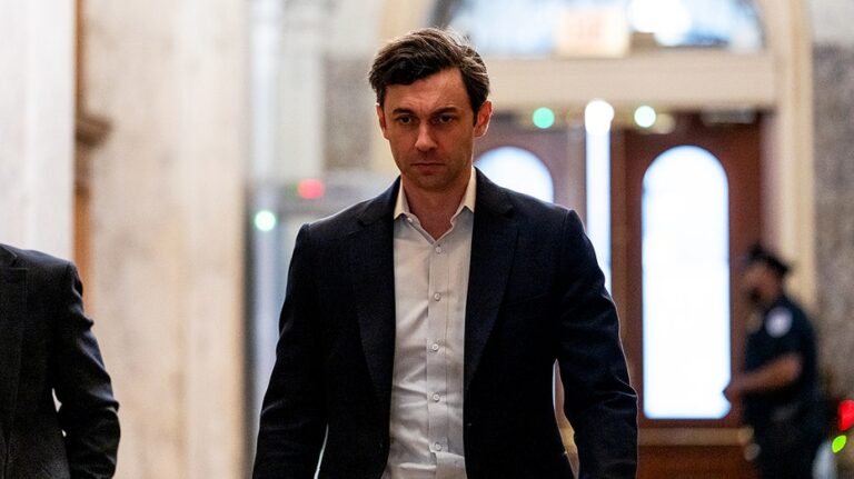 Le sénateur démocrate s'attribue le mérite du projet de loi auquel il s'est opposé au milieu d'une campagne de réélection houleuse : « schéma inquiétant »